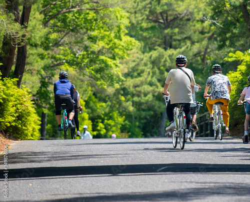Fototapeta Naklejka Na Ścianę i Meble -  夏の公園で自転車を乗っている家族