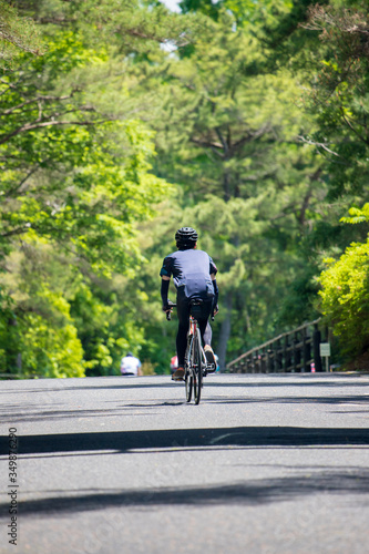 Fototapeta Naklejka Na Ścianę i Meble -  夏の公園で自転車を乗っている人