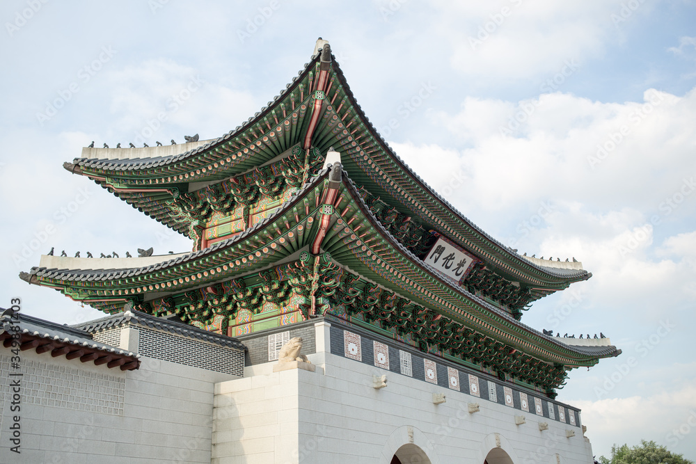 It is a historic building in Korea. The letters written are Gwanghwamun. Gwanghwamun is the representative gate of Gyeongbokgung Palace.