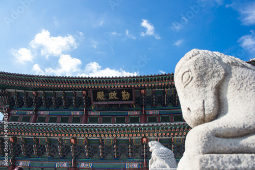 It is a historic building in Korea. The written word is Geunjeongjeon. Geunjeongjeon is the most important palace in Gyeongbokgung Palace.