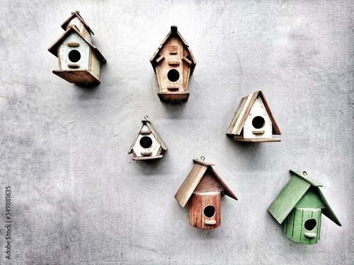 Fotobehang Birdhouses On Concrete Wall