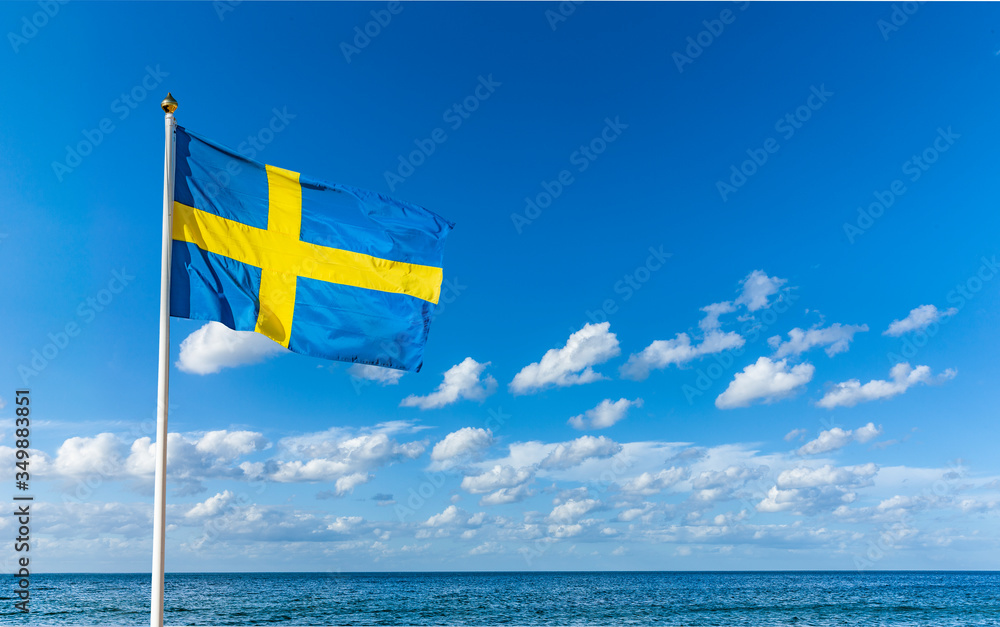 Schwedische Flagge im Wind vor Blauem Himmel - obrazy, fototapety, plakaty 