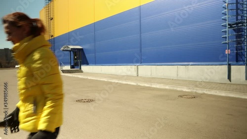 Woman shows the parts of a jack-screw and goes to change a wheel