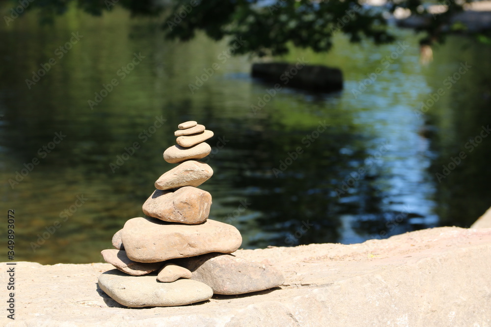Balance Pyramide aus Steinen am Fluß