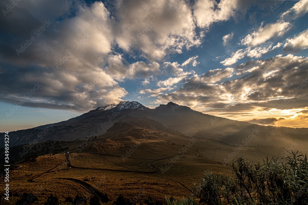 Obraz premium sunset in the mountains