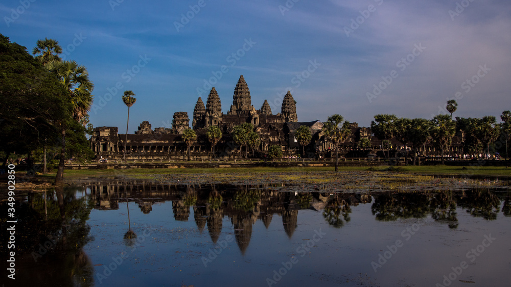 Fototapeta premium Panorama widok na Angkor Wat z jeziorem, Siem Reap, Kambodża, Azja