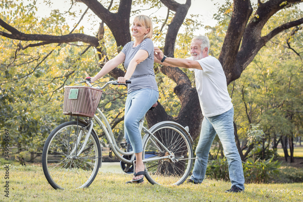 Obraz premium Couples elderly are bicycling together.