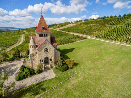 Kreuzkapelle in Gau-Bickelheim am Wissberg in Rheinhessen. Die Kreuzkapelle oberhalb des rheinhessischen Gau-Bickelheim steht so malerisch auf dem Wißberg, umgeben von einem Meer aus Reben. photo