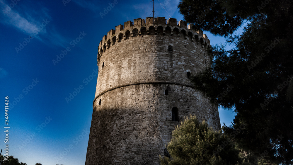 Photo of the White Tower Monument on the port of Thessaloniki, Greece, during sunrise