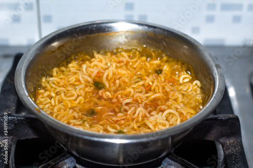 Photos Cook Famous home made asian instant noodle in a porcelain bowl
