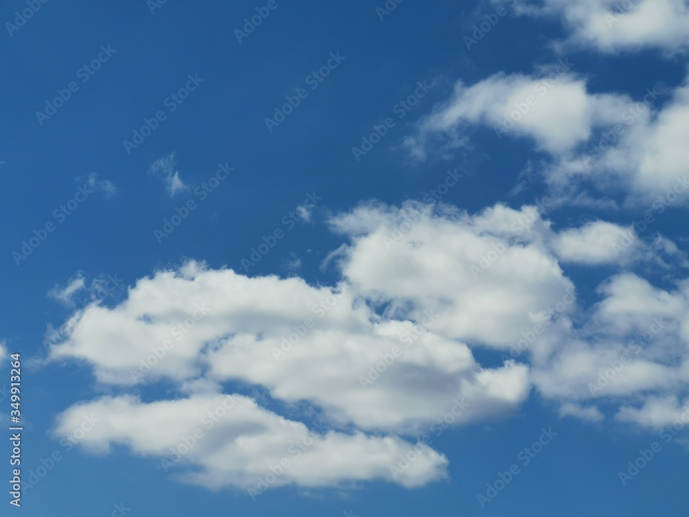 Fototapeta premium Nubes y cielo azul