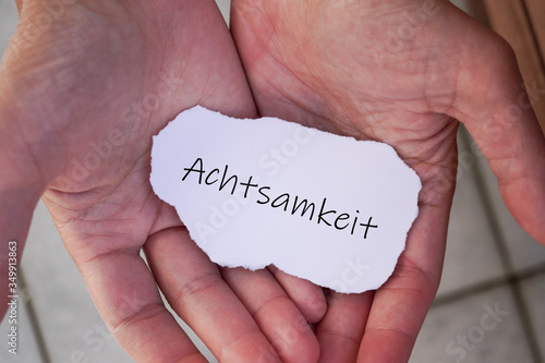 Hände mit einem Schriftzug Achtsamkeit photo