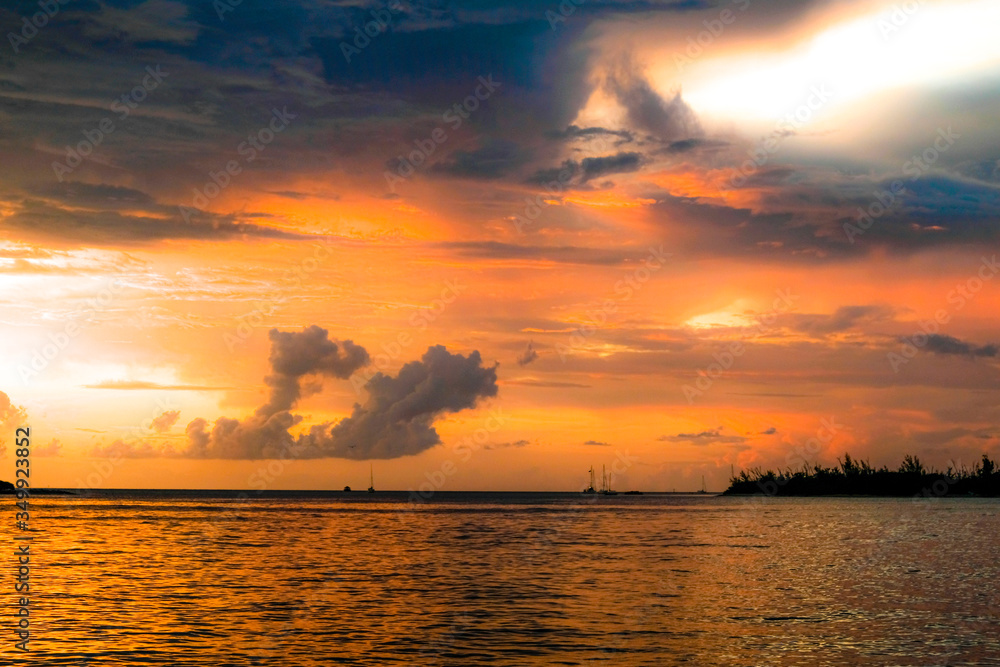 INCREDIBILE TRAMONTO A MALLORY SQUARE, KEY WEST INCREDIBILE TRAMONTO A MALLORY SQUARE, KEY WEST