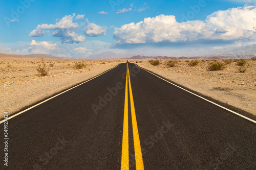 Strada asfaltata americana  e cielo azzurro con nuvole  photo