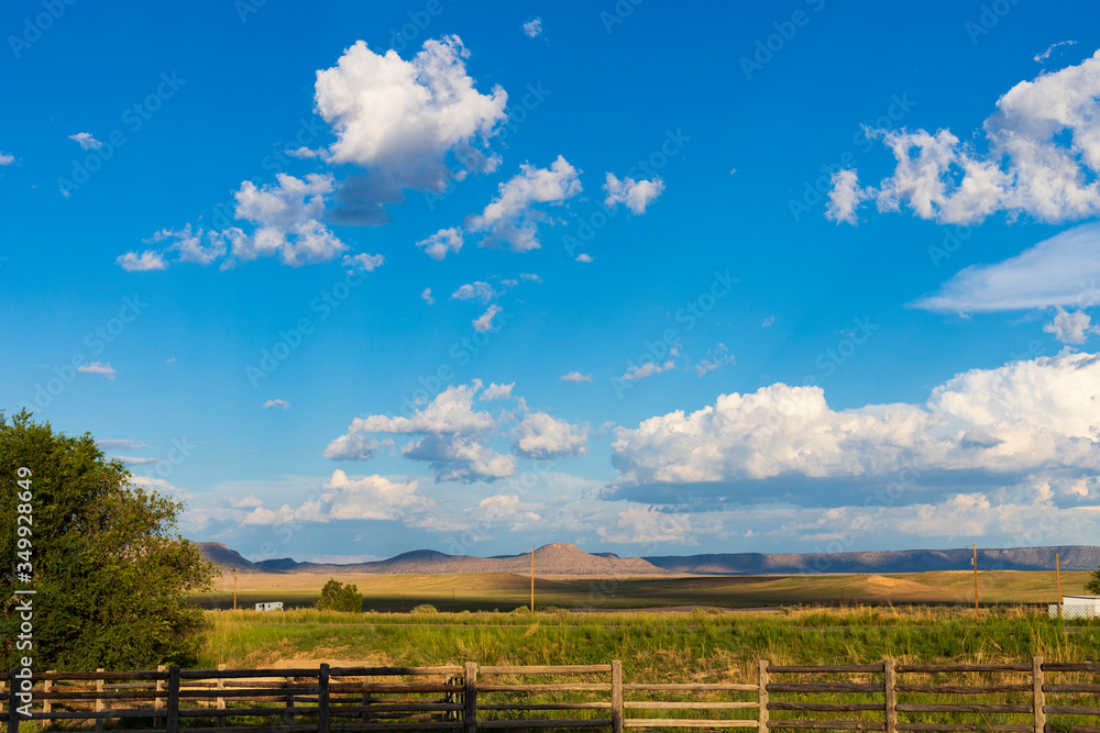 Campagna americana lungo la Route 66 con   steccato in legno  e cielo azzurro con nuvole bianche