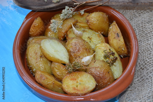 patate cotte in padella con aglio e rosmarino photo