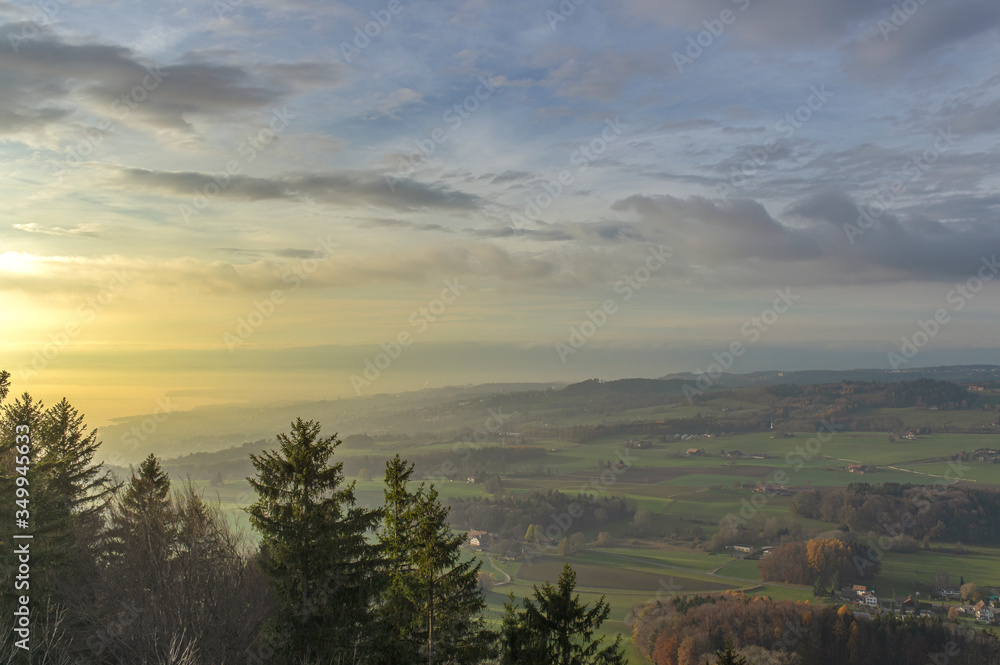 Incroyable couleur du coucher de soleil à la Tour de Gourze, Ries en Lavaux, Suisse