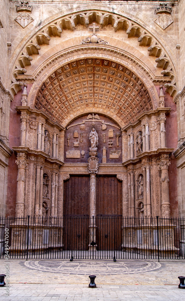 Puerta de entrada a la catedral de Mallorca