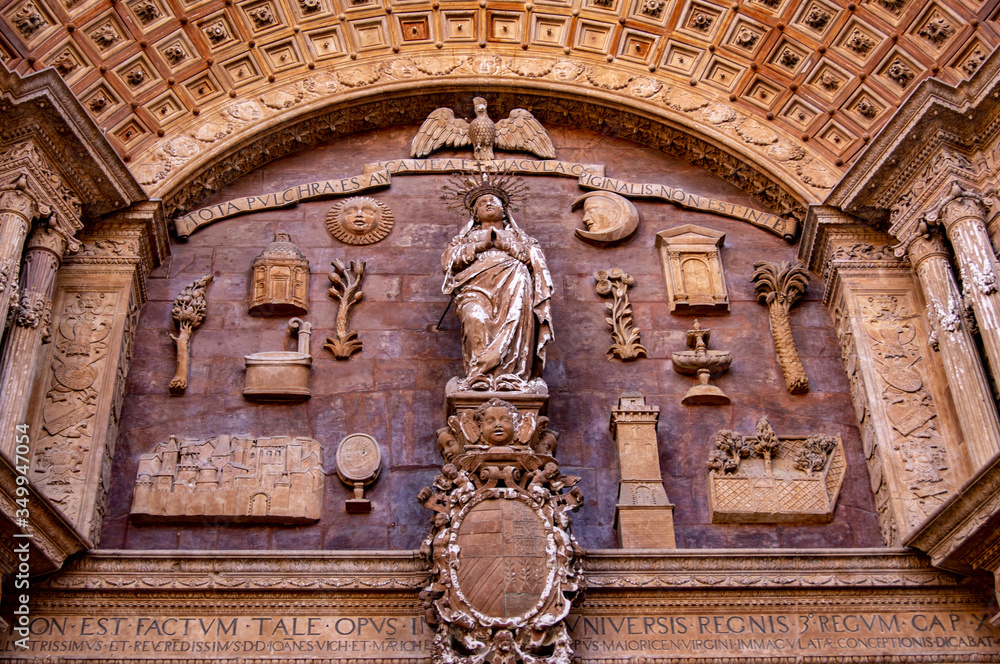 Detalles de la entrada de la Catedral de Mallorca
