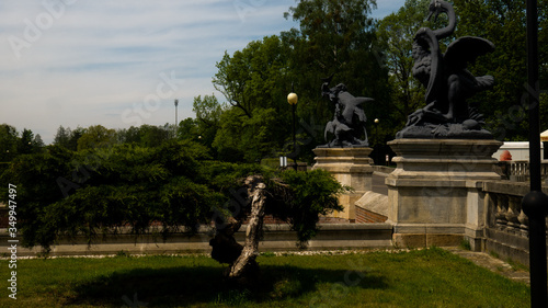  Sculpture of Emmanuel Fremiet depicting a marabou and pelican fighting with fish and an ostrich with a snake in the Świerklaniec Park. A free entry space.
