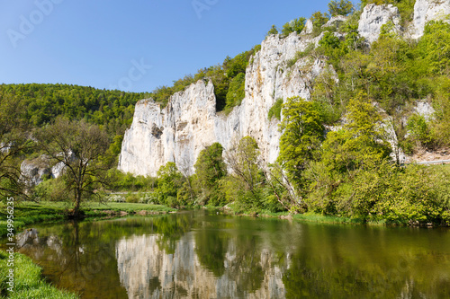 Donau bei Thiergarten mit Ausblick auf Bröller-Felsen im Oberen Donautal