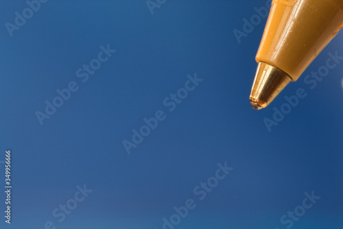 punta de bolígrafo sobre fondo azul