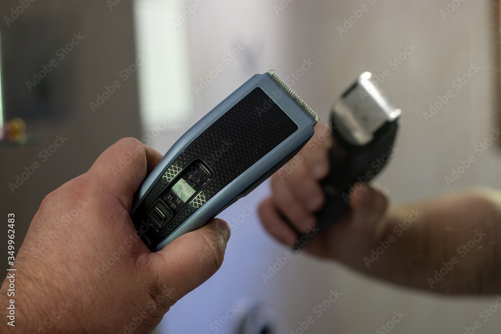 Fototapeta premium Strzyżenie domu z powodu pandemii