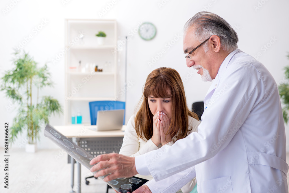 Obraz premium Young woman visiting experienced doctor radiologist