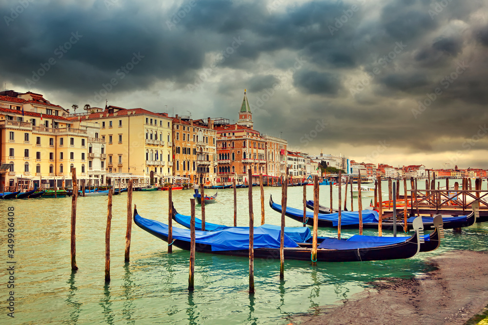 Naklejka premium Gondolas in Venice at cloudy day