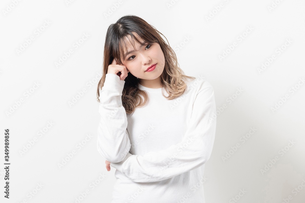 考えるポーズの若い女性 考えるポーズの若い女性