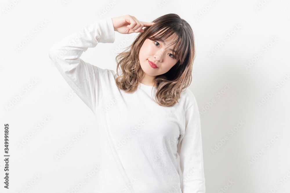 悩んでいる若い女性 悩んでいる若い女性