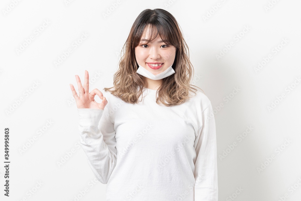 マスクをした若い女性 マスクをした若い女性