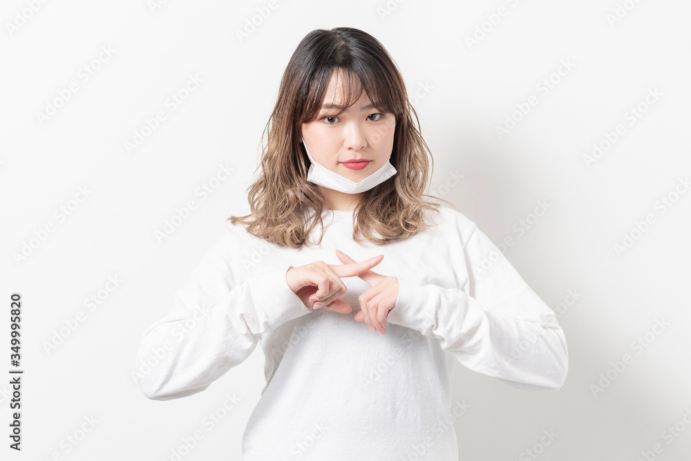マスクをした若い女性 マスクをした若い女性