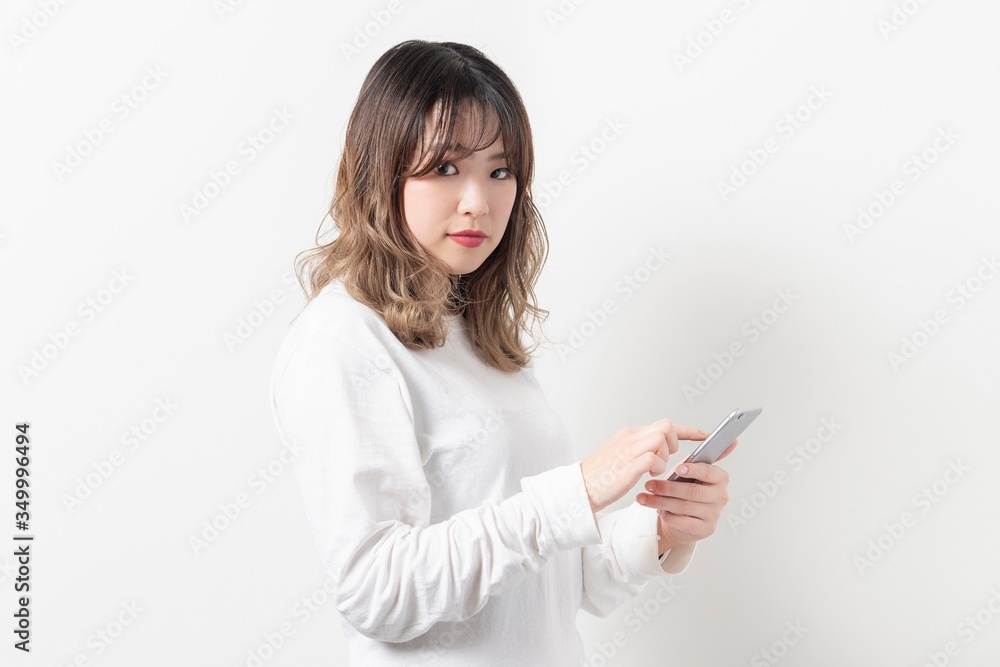 スマホを持つ若い女性 スマホを持つ若い女性