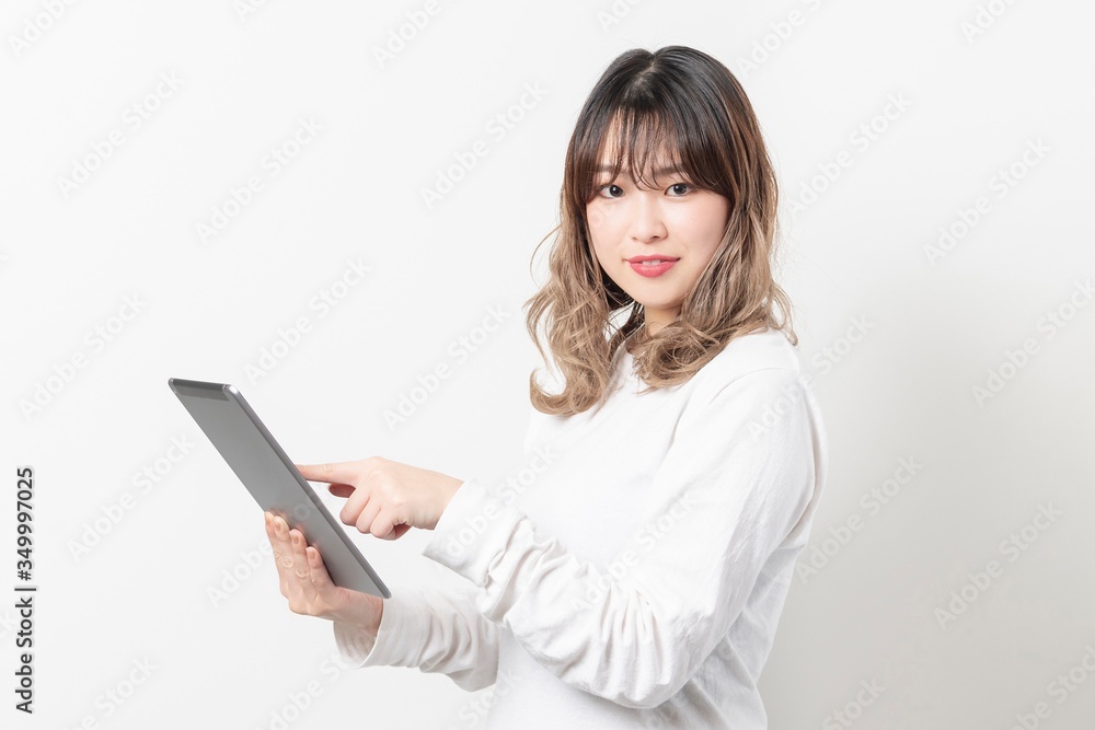 タブレットを使う若い女性