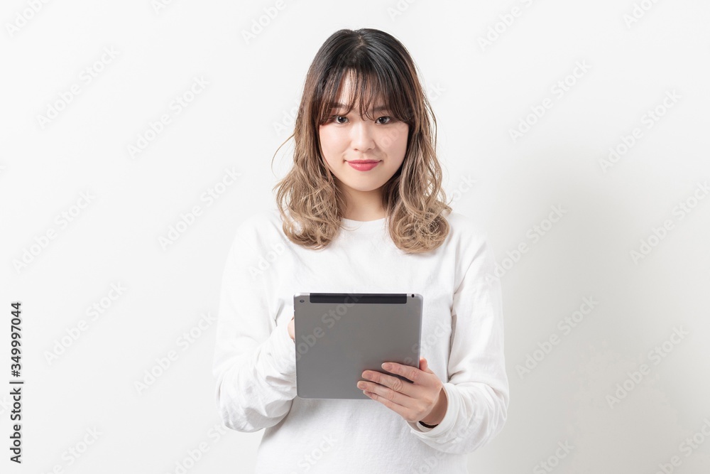 タブレットを使う若い女性 タブレットを使う若い女性