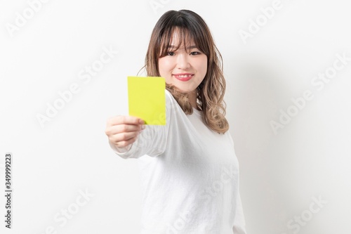 イエローカードを示す若い女性