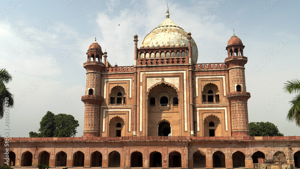 Φωτογραφία the front of UNESCO world heritage listed safdarjung's tomb in delhi