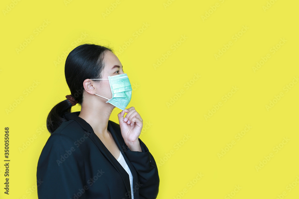 Φωτογραφία Portrait asian business woman wearing medical shielding mask isolated on yellow background