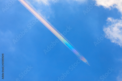 虹色の飛行機雲