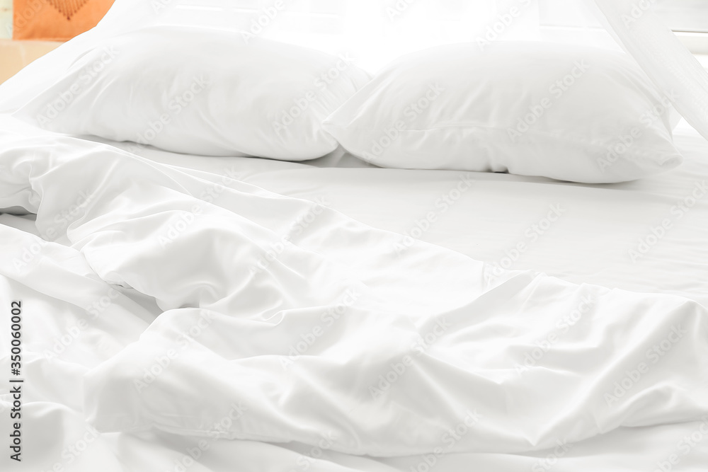 Obraz premium Soft white linen on bed