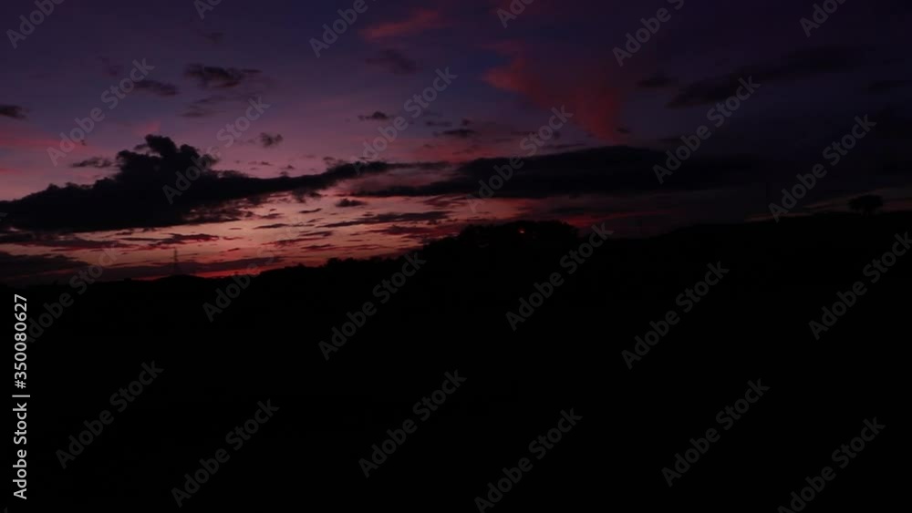 panorámica con un atardecer en panama con nubes densas panorámica con un atardecer en panama con nubes densas