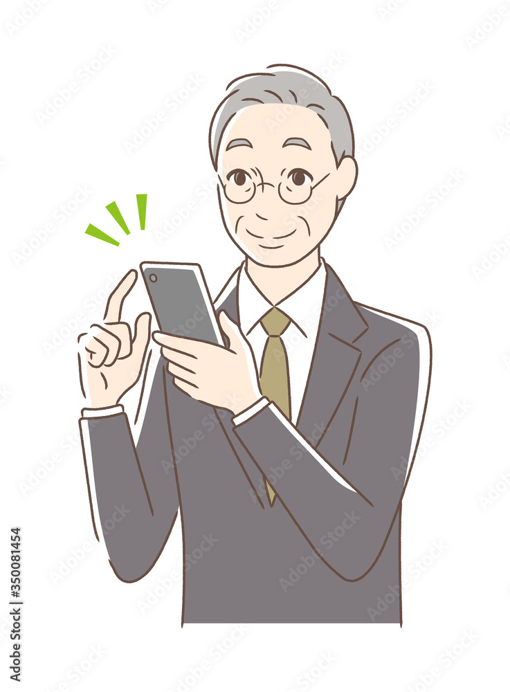 スマホを操作して笑顔の男性