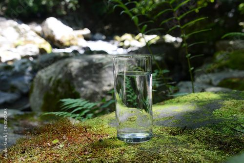 飲み水とグラス