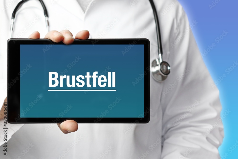 Brustfell. Arzt mit Stethoskop hält Tablet-Computer in Hand. Text im Display. Blauer Hintergrund. Krankheit, Gesundheit, Medizin Brustfell. Arzt mit Stethoskop hält Tablet-Computer in Hand. Text im Display. Blauer Hintergrund. Krankheit, Gesundheit, Medizin