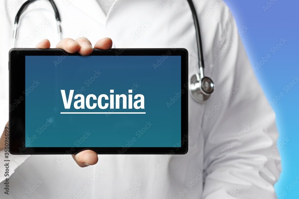 Vaccinia. Arzt mit Stethoskop hält Tablet-Computer in Hand. Text im Display. Blauer Hintergrund. Krankheit, Gesundheit, Medizin Vaccinia. Arzt mit Stethoskop hält Tablet-Computer in Hand. Text im Display. Blauer Hintergrund. Krankheit, Gesundheit, Medizin