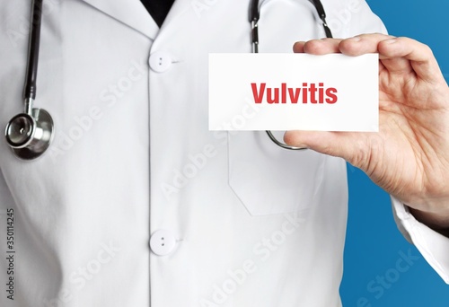 Vulvitis. Doktor mit Stethoskop (isoliert) zeigt Karte. Hand hält Schild mit Text. Blauer Hintergrund. Medizin, Gesundheitswesen photo