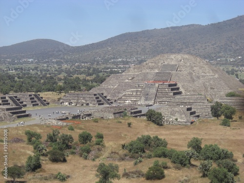 メキシコシティ発郊外有数の観光スポット　テオティワカン遺跡
