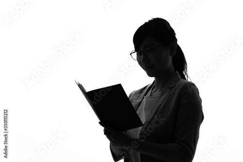 本を読む女性　シルエット