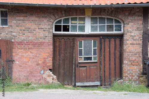 Dielentür eines maroden Bauernhauses photo